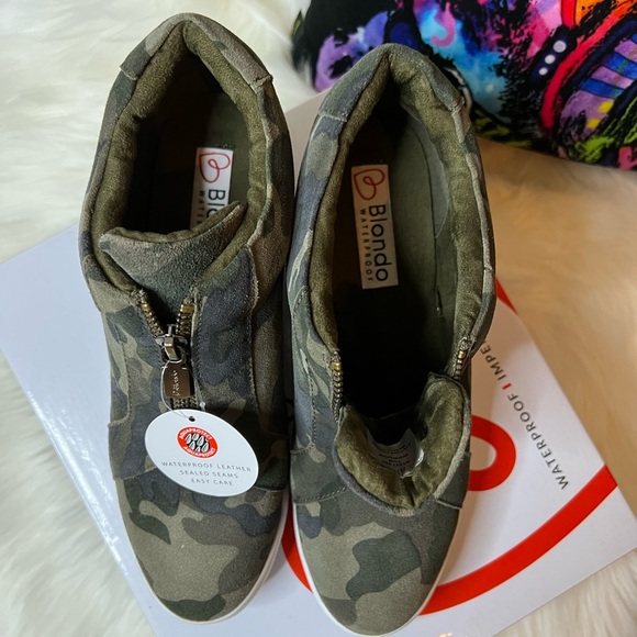 Blondo Glenda Camoflage Suede Waterproof - Picture 5 of 10